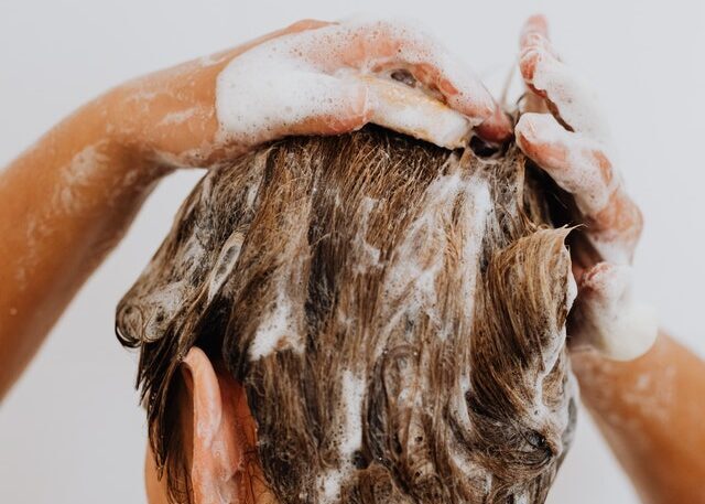 7 pasos de cómo lavarse el pelo para mantenerlo sano y brillante